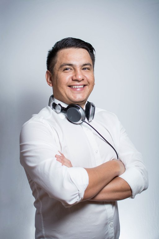 DJ Erick Hernández – Studioporträt mit Kopfhörern